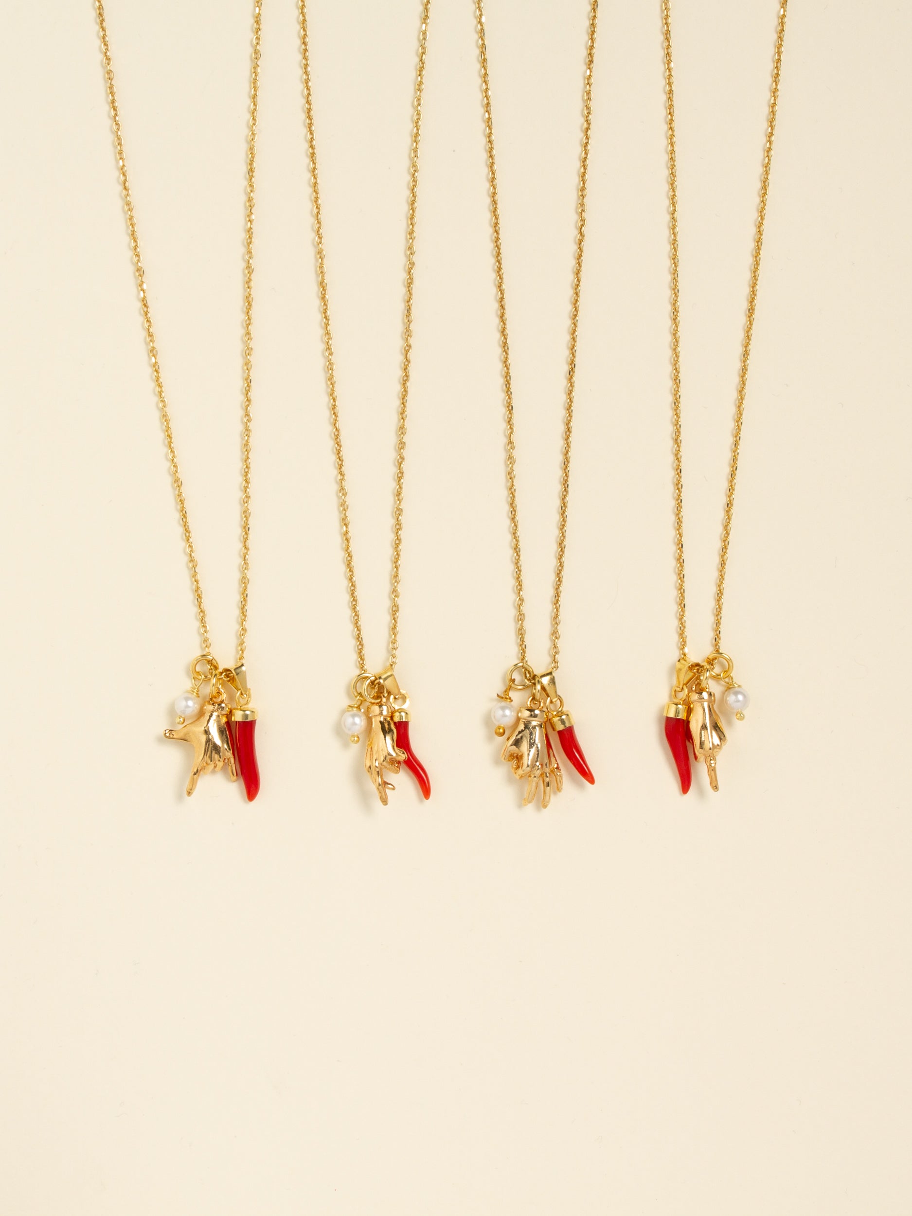 Collana Girocollo Corno in corallo e manine