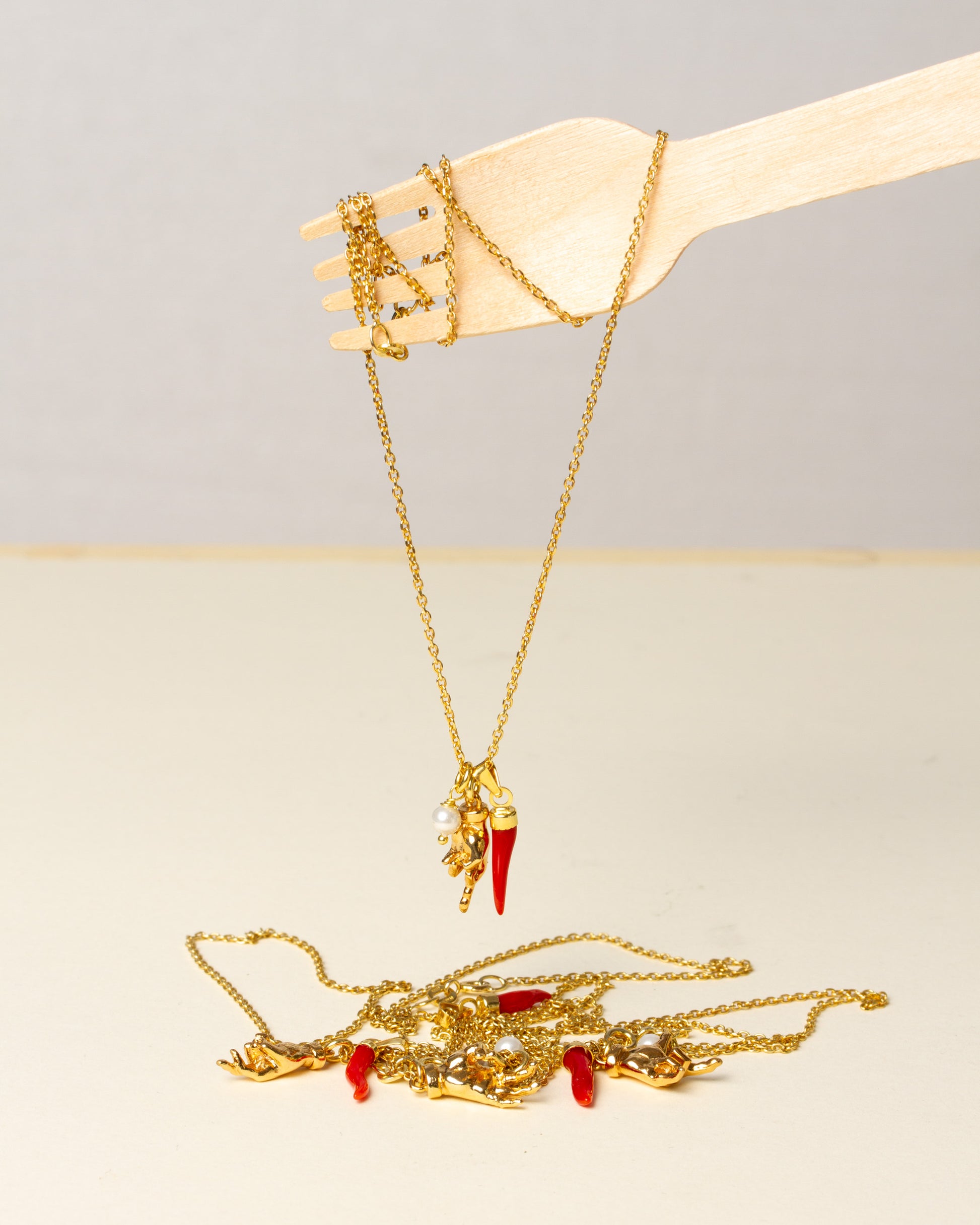 Collana Girocollo Corno in corallo e manine