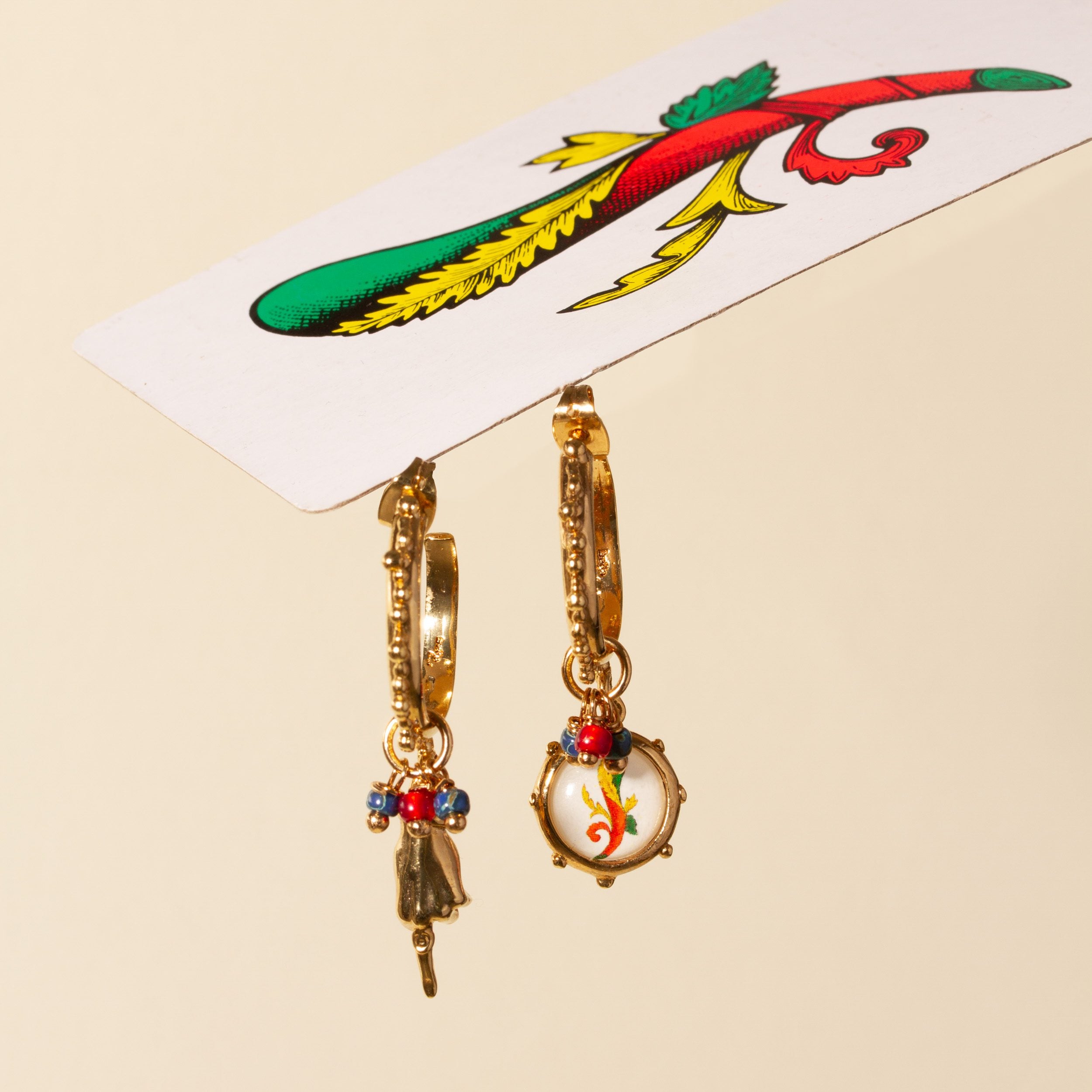 Orecchini con pendente asso bastone