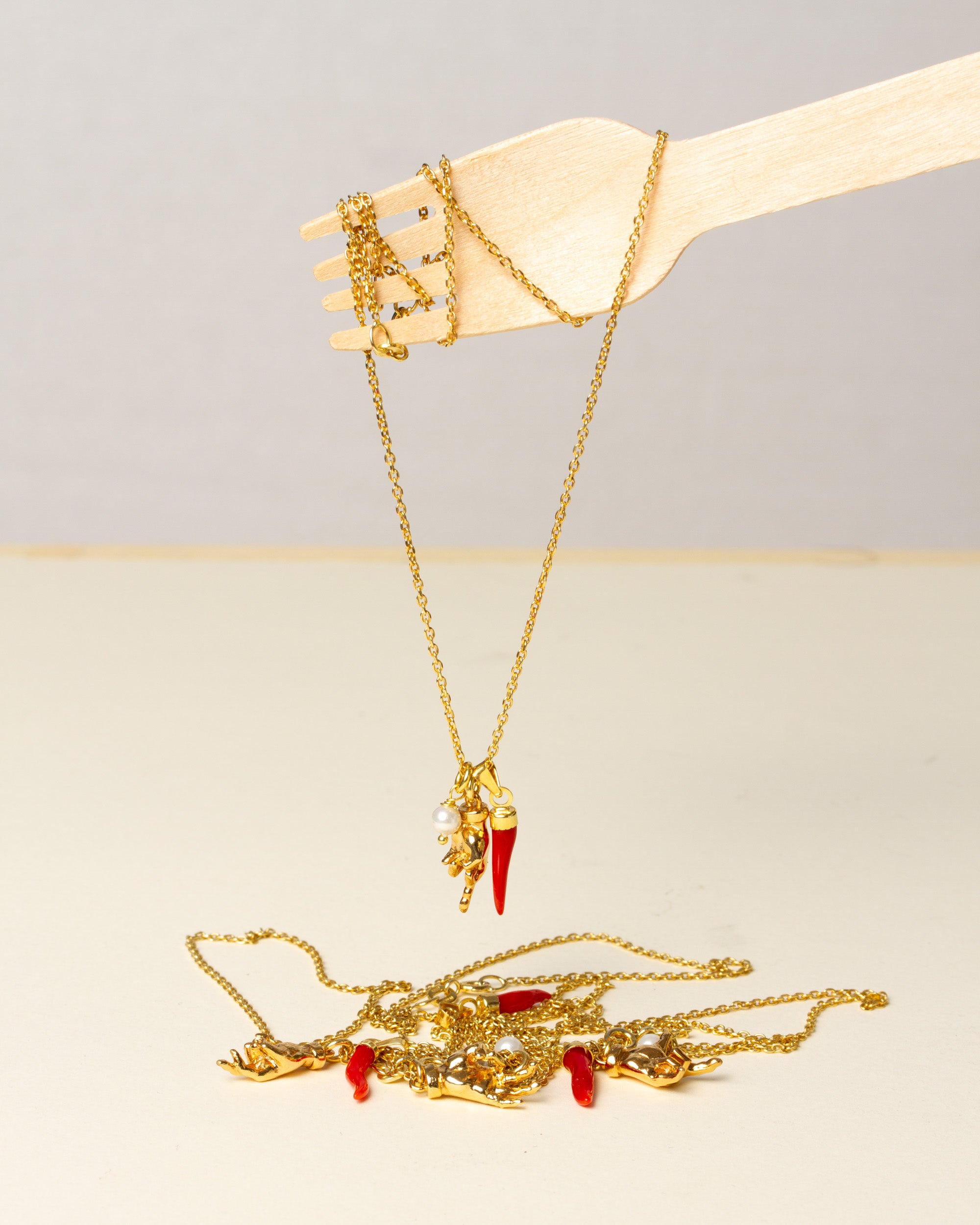 Collana Girocollo Corno in corallo e manine