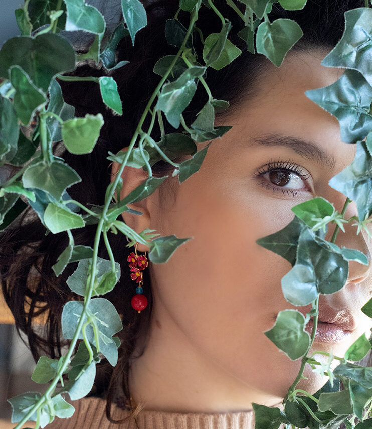 orecchini profumo di primavera corto rosso indossato